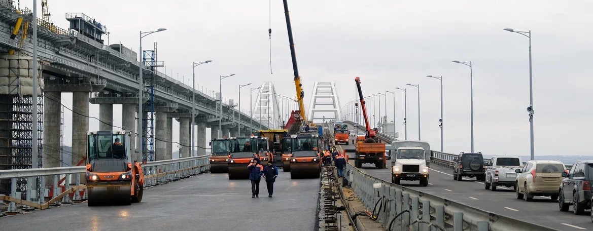 Специалисты Росавтодора закончили асфальтирование Крымского моста